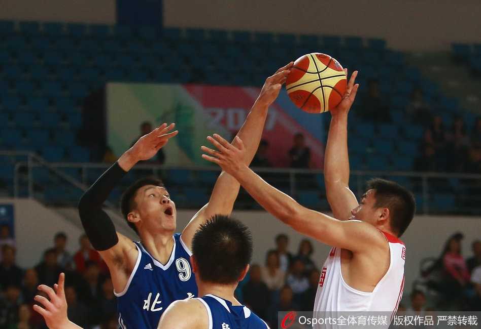 孙悦腾空而起，宛若大鹏展翅，用一双长臂在对手头上织出一张遮天蔽日的防守大网，这记劈头盖脸的封盖让上海队的进攻戛然而止。