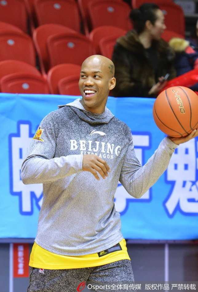 布拉切弯腰系鞋带，马布里低头注视，从这个角度看过去，两位CBA传奇外援的身影被灯光拉长，构成一幅充满故事感的画面。