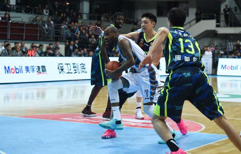 胜利的哨声吹响，北京队球员们紧紧拥抱在一起，脸上洋溢着激动与喜悦，背景是同样沸腾的首钢篮球中心看台。