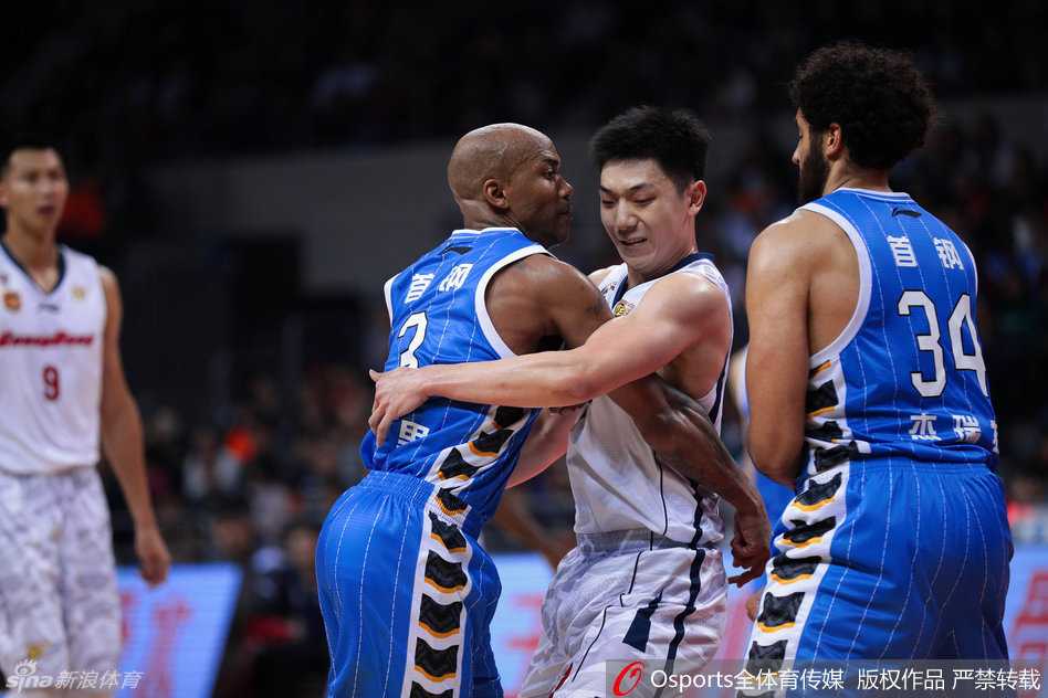 比赛虽然结束，但冲突仍在继续，马布里与杨金蒙被各自队友团团围住并拉向两边，可两人依然隔着人群互相指向对方，口中怒喷不止，现场火药味十足。