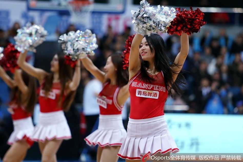 从另一个角度捕捉到的倒立瞬间，篮球宝贝的身体线条展现出力量与柔韧的完美平衡，背景中模糊的观众席和赛场灯光，共同营造出热烈的比赛氛围。