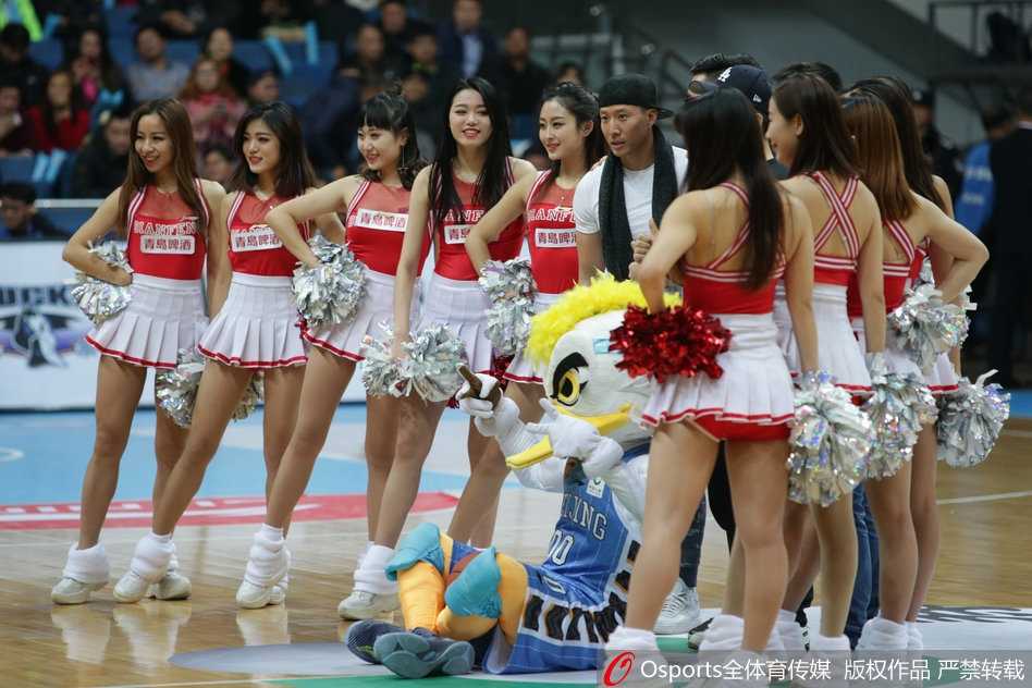 高难度动作惊艳全场！一位篮球宝贝在表演中成功完成倒立，修长的身姿在空中划出优美弧线，展现了啦啦队员扎实的舞蹈功底和出色的身体控制力。