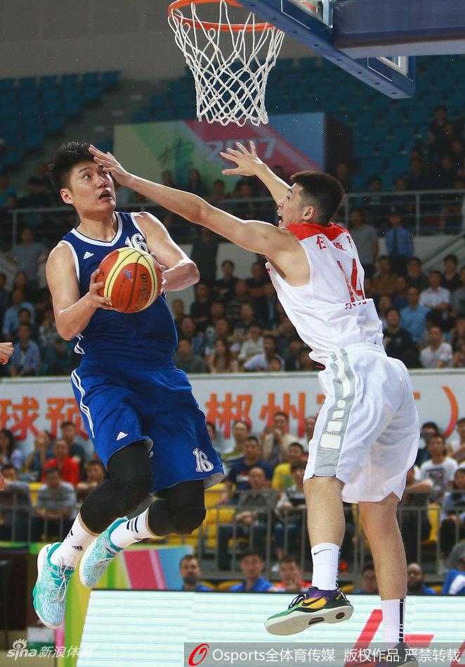 常林在禁区面对多人包夹，依然奋力将球抛向篮筐，眼神中充满不屈。