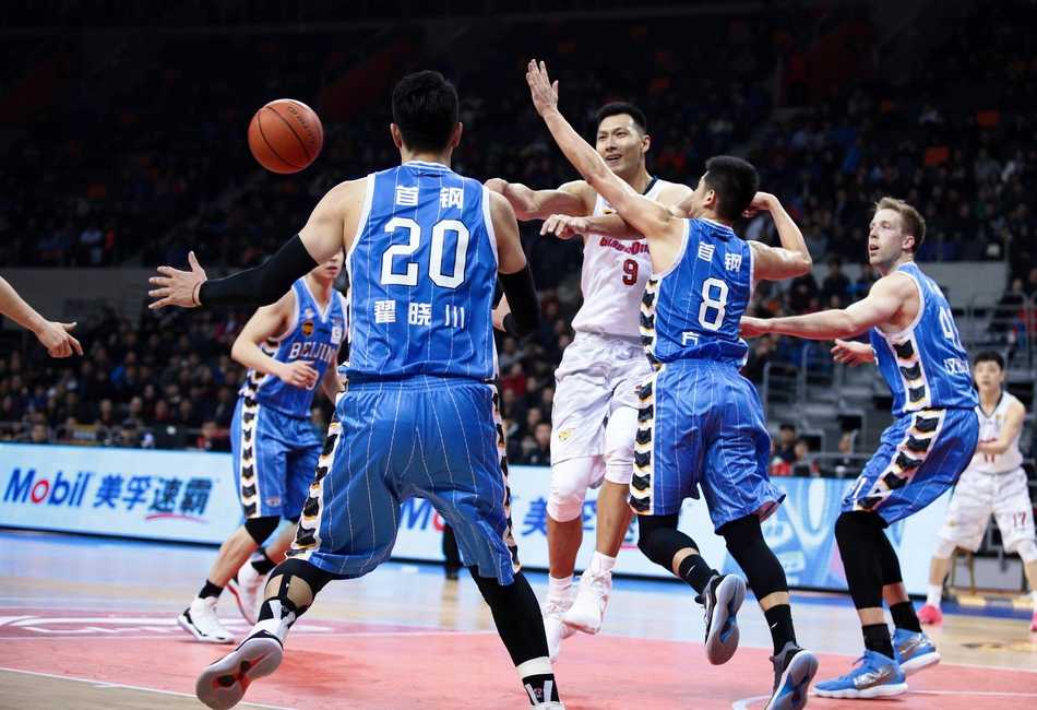 赛后，广东队球员们围聚在一起，庆祝这场来之不易的复仇胜利，脸上洋溢着喜悦。