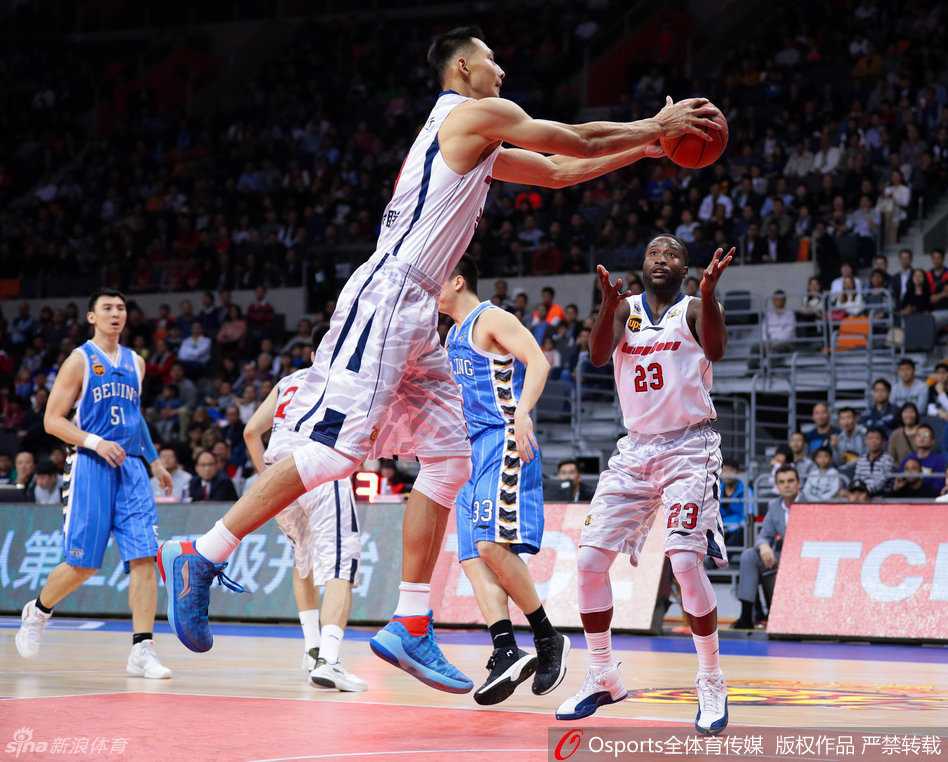 广东领袖易建联在吉林内线群中奋力跃起，以一记势大力沉的单手劈扣终结进攻，展现了其作为CBA第一人的绝对统治力。