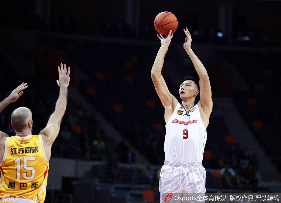 易建联左侧四十五度角三分线外从容起跳，篮球划过东莞夜空，如同精确制导的导弹直钻网窝，瞬间点燃全场激情。