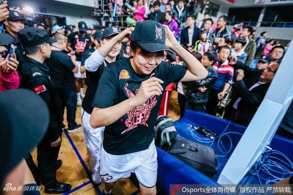 颁奖台上，邵婷将金灿灿的FMVP奖杯高高举过头顶，笑容灿烂如花。身旁的队友们簇拥着她，掌声与欢呼声仿佛能穿透画面，诉说着共享荣耀的无限喜悦。