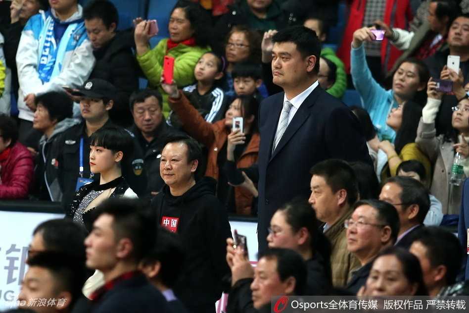 张云松教练被激动的队员们团团围住，香槟的泡沫喷洒在空中，他的脸上洋溢着幸福而骄傲的笑容，这一刻的狂欢属于整个北京首钢女篮的大家庭。