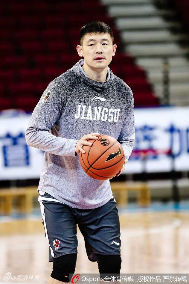 内线肌肉森林的对抗！一名肯帝亚大个球员在低位接球，面对防守悍将的贴身干扰，他强行转身，用强壮的身体卡住位置，将球狠狠砸进篮筐。