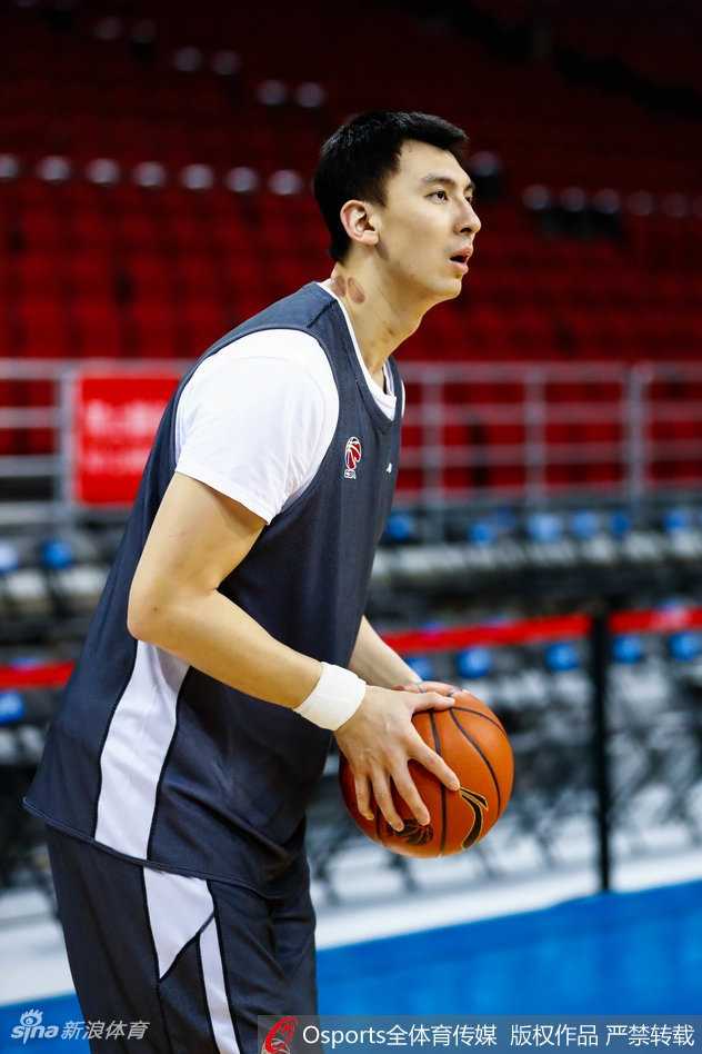 方硕赛后拉伸放松，汗水浸透球衣，安静的背影诉说着复出之路的不易