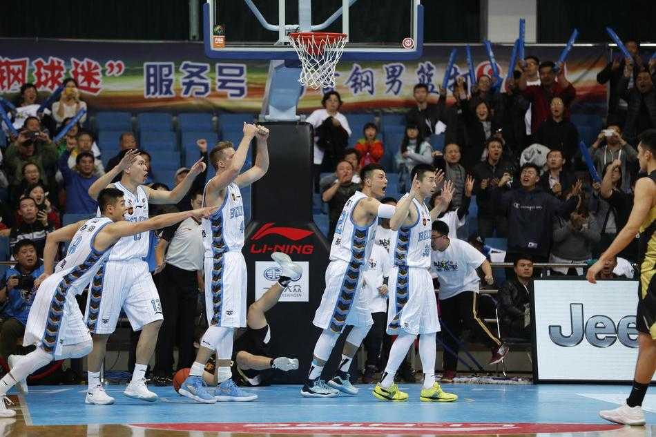 丁彦雨航运球突破，翟晓川寸步不离贴身紧防，两人上演国家队级别锋线对决