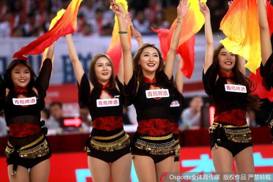 镜头定格在宝贝们甜美的笑脸上，她们不仅是赛场上的舞者，更是传递体育精神的使者