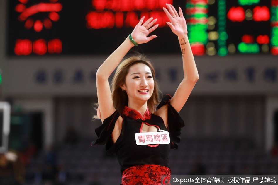 即使是简单的托腮动作，在篮球宝贝的演绎下也显得俏皮可爱，成为镜头中的最美背景