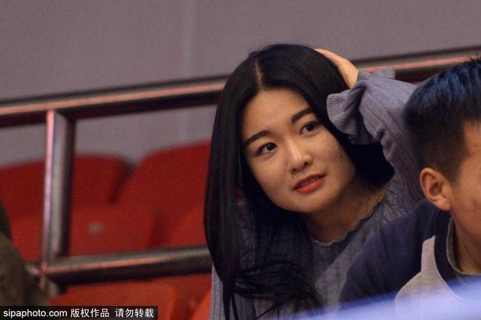 比赛进入白热化阶段，一名戴着眼镜的温婉女球迷双手拢在嘴边，正在纵情呐喊助威，她脸上贴着山东队的小贴纸，清纯的气质与狂热的激情形成了极具感染力的反差萌。