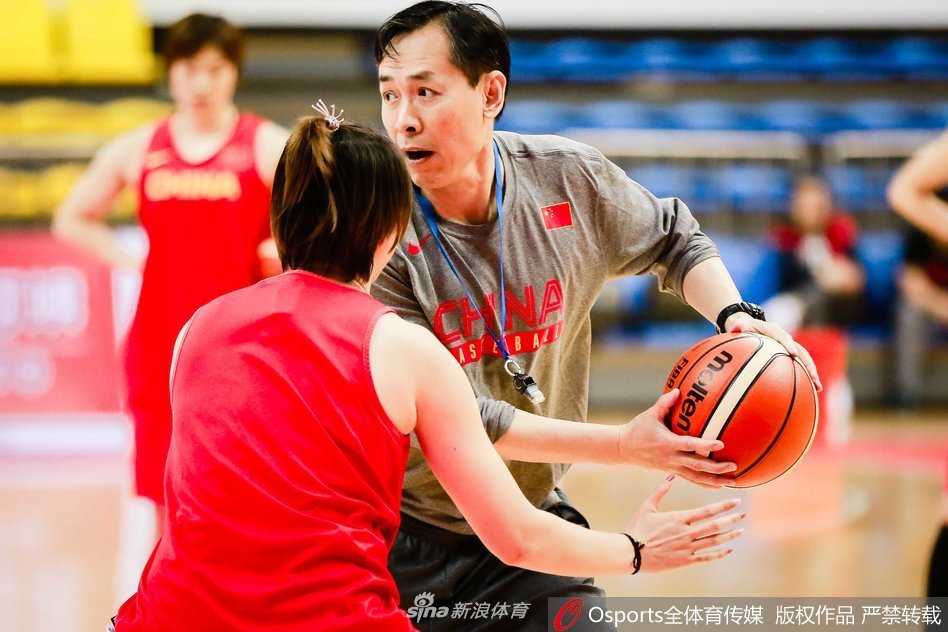 许利民指导双手抱胸，目光如炬地紧盯场内训练，哨子挂在胸前随时准备叫停纠错。