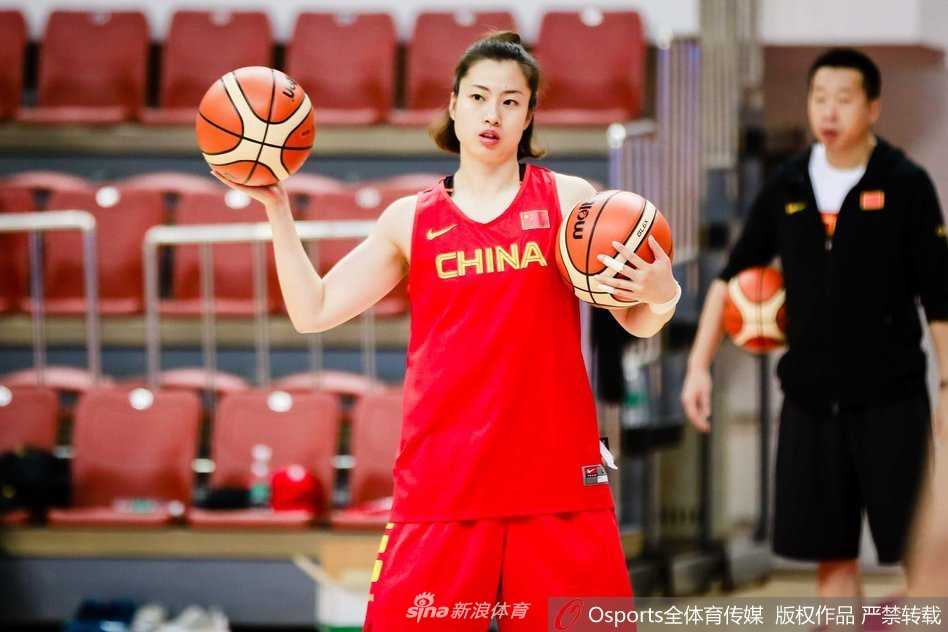 在力量房内，女篮队员们正在进行核心力量训练，汗水浸湿了球衣，诠释着拼搏的精神。