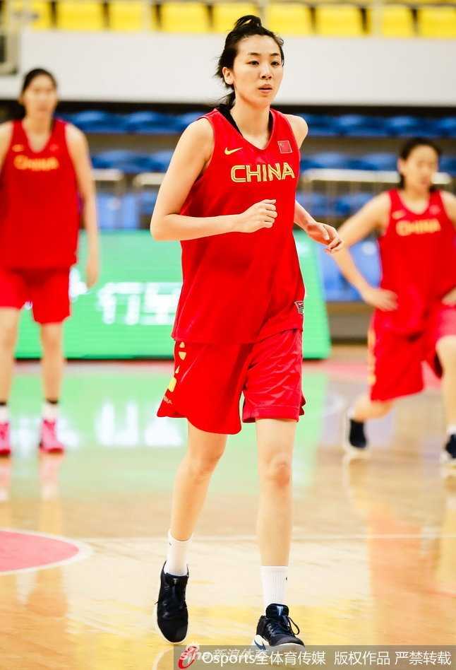 训练中的女篮姑娘们挥汗如雨，李梦在三分线外坚决出手，皮球在空中划过一道完美的弧线。