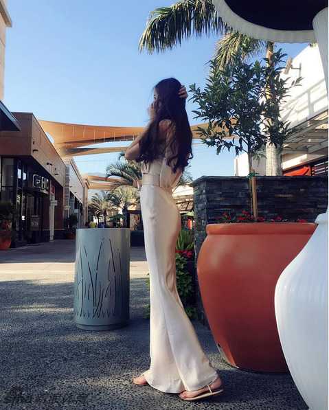 即使是一个回眸的侧影，也足以让人心动。陈露的短发造型显得干练又清爽，她微微侧身，不经意间展示出的腿部线条依旧美得令人过目难忘，仿佛自带光环。