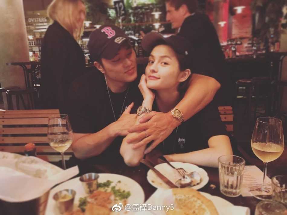 恋情公开后的孟铎在赛场上更加充满动力，他的突破依旧犀利，仿佛要将这份甜蜜转化为球场上的无限能量。