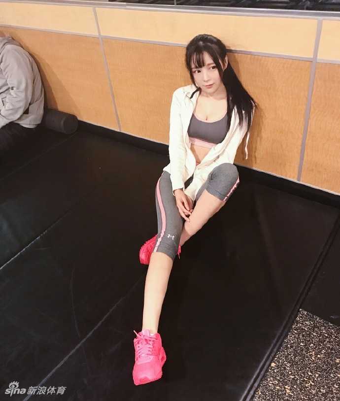 夏木颖在完成一组训练后轻松自拍，脸上洋溢着运动后的愉悦与满足，57厘米的A4腰和健康的小麦色肌肤成为她最亮眼的标志。