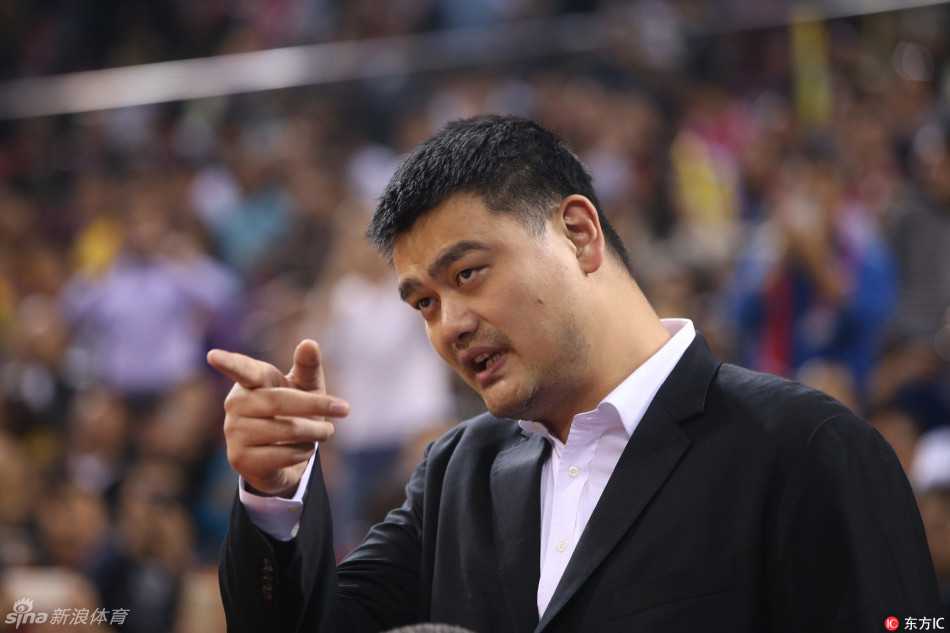 姚明与妻子叶莉共同现身公开场合，叶莉面带微笑，两人身高差形成独特风景，显得默契十足又温馨有爱。