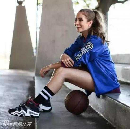 瑞秋以NBA女主播的身份在场边进行采访，她手持话筒，专业而优雅，与身后巨大的球场形成一幅力与美完美结合的画面。