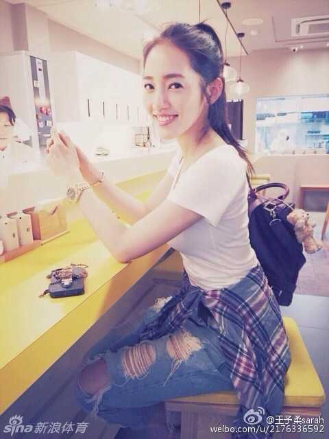 亚锦赛看台上，王棠云长发披肩，眼神清澈地注视着球场，那稚气未脱的清秀面容成为赛场边最动人的风景