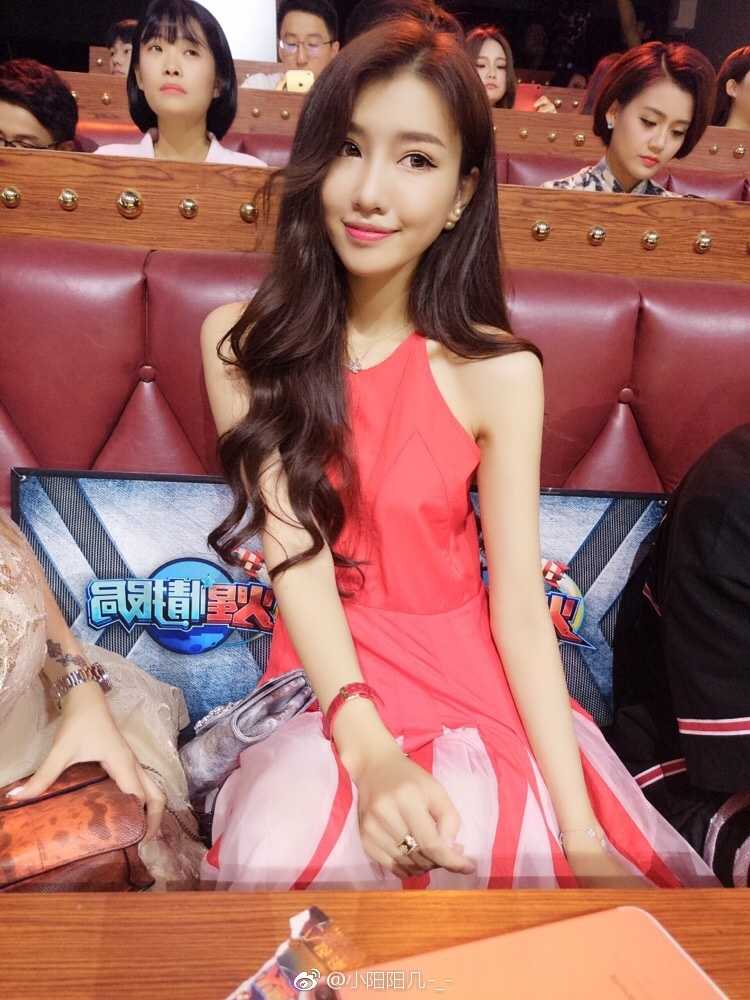 马阳阳穿着简约的黑色吊带装，面对镜头露出温婉治愈的微笑，肤色白皙气质优雅，尽显女神风范