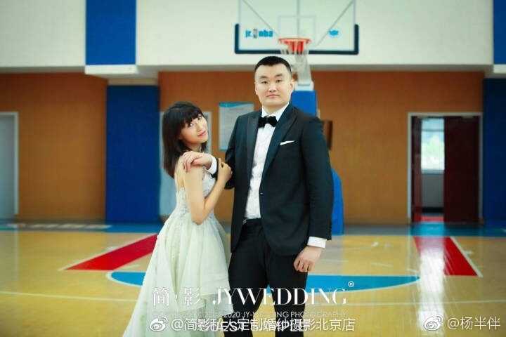 新郎深情地望向身披白纱的杨半伴，两人执手对视，画面充满了爱意与对未来的美好憧憬。