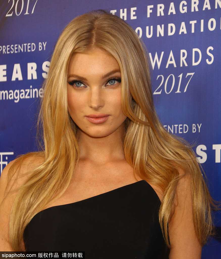 艾尔莎在背景板前留影，精致的妆容搭配璀璨珠宝，曾经的篮球少女已然蜕变为气场强大的纽约都会女神