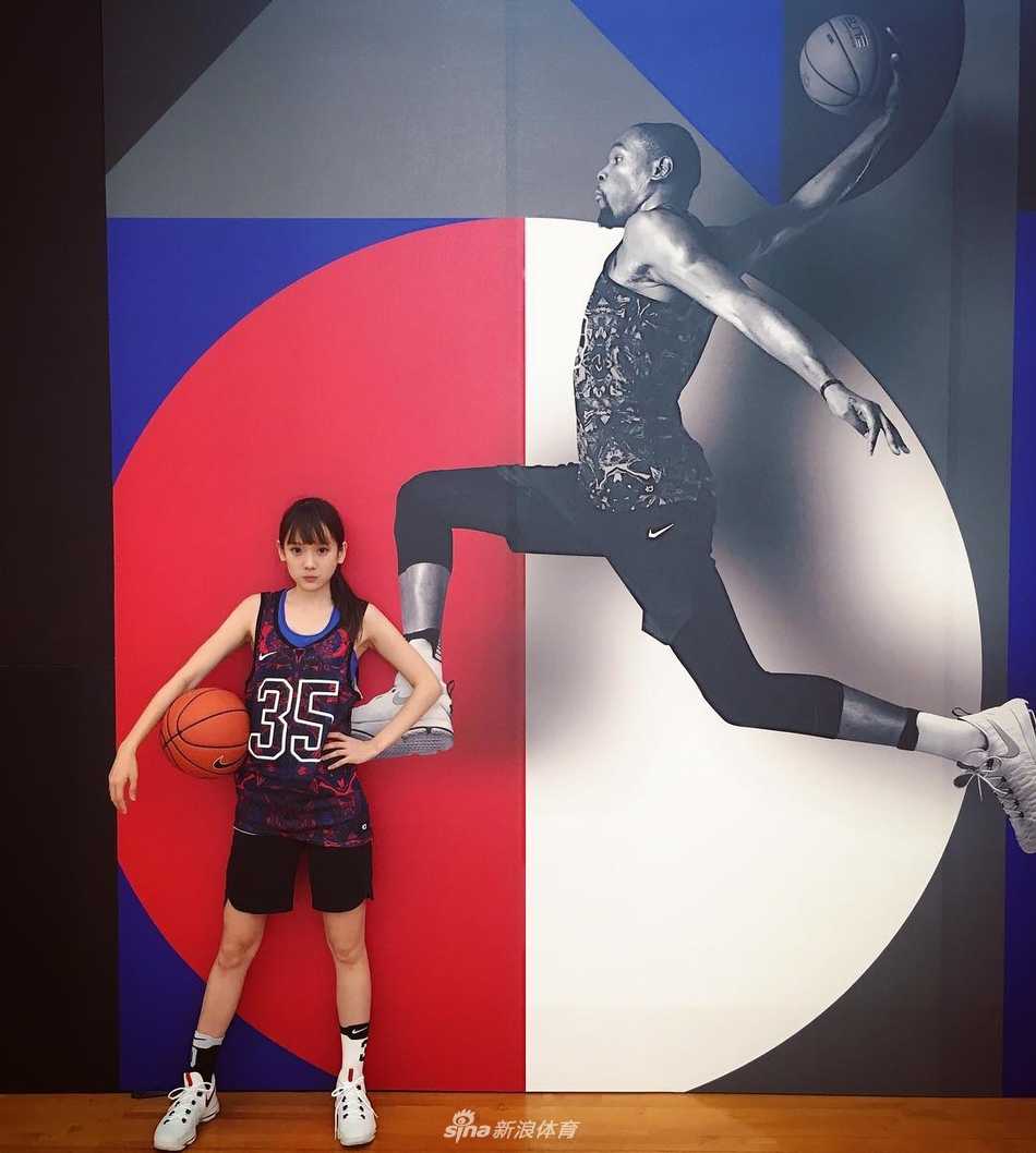 运球突破瞬间，洗菜的马尾辫随风扬起，动感十足的画面定格了她的活力。