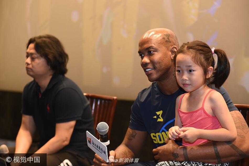 马布里正在为热情的南京球迷签名，他低着头专注地在篮球和海报上留下自己的名字。旁边的工作人员维持着秩序，但依然挡不住球迷们伸出的双手和渴望的眼神。