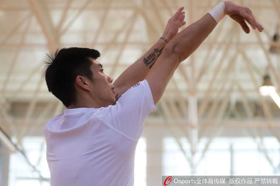 训练结束后的放松拉伸，球员们围坐在一起，汗水浸湿了球衣，虽然身体疲惫但眼神中充满对胜利的渴望，他们已准备好迎接一切挑战。