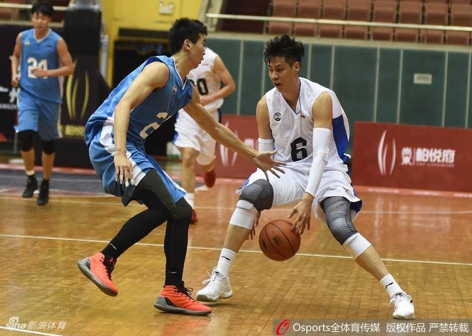 在激烈的篮下卡位中，贺天举紧咬牙关用身体顶住防守球员，眼神中透露出与伤病斗争的倔强，即便面对包夹也毫不退缩。