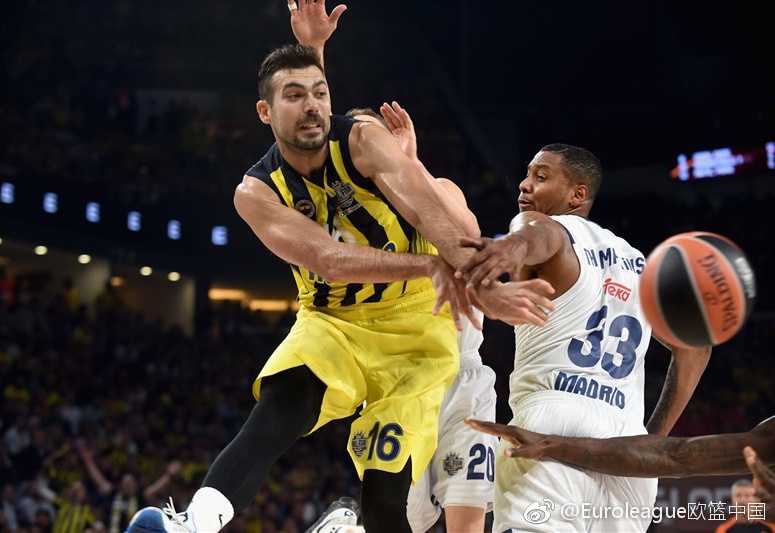 决赛双方跳球瞬间，费内巴切与奥林匹亚科斯球员全神贯注，争夺开局的球权