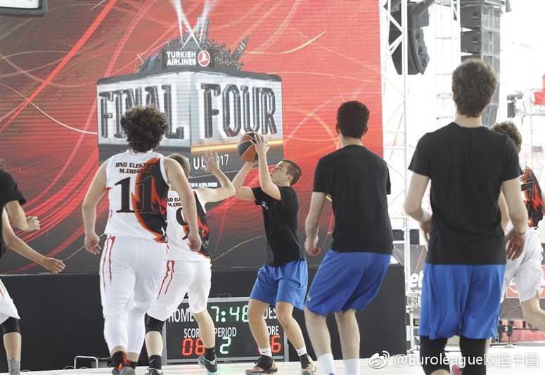 夕阳的余晖为马尔马拉论坛的玻璃穹顶镀上一层金色，专区内的球迷们依旧流连忘返，三五成群地分享着与球星相遇的故事和满载而归的纪念品。