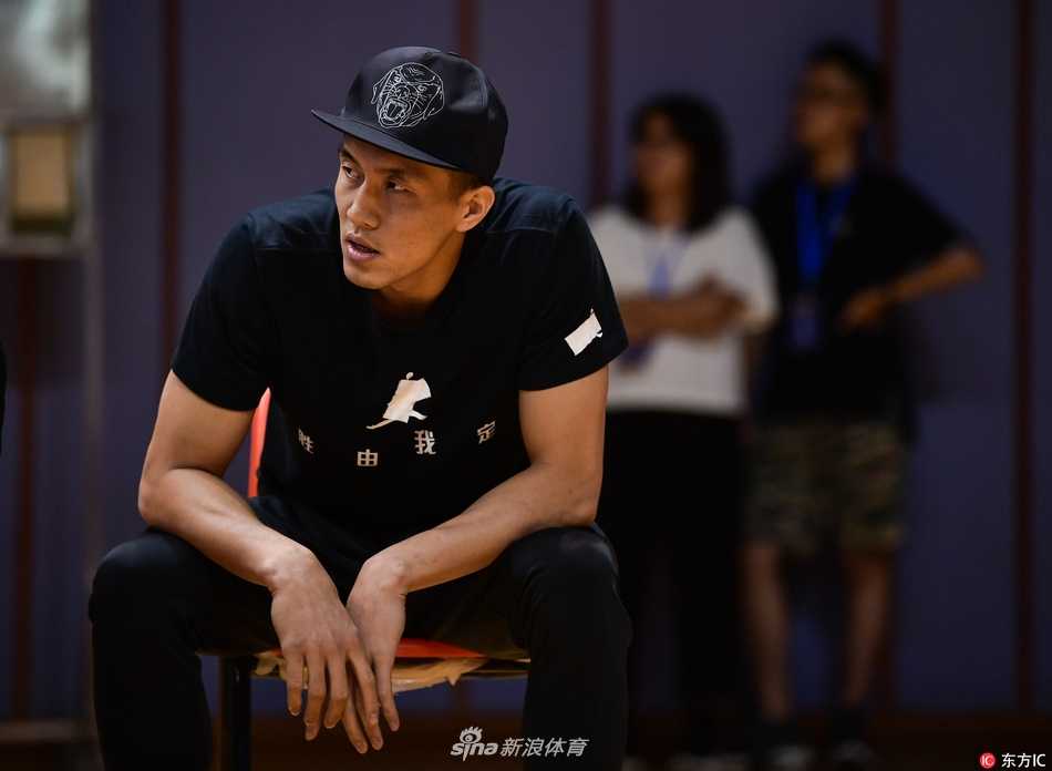 辽宁队新援巴斯在比赛中强硬上篮，郭艾伦在场边站起身来为他鼓掌，尽管无法上场但心系球队