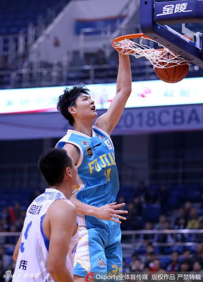 西热力江在防守端紧贴对手，表情专注而凶狠，标志性的强硬防守将是中国男篮外线最坚固的屏障。