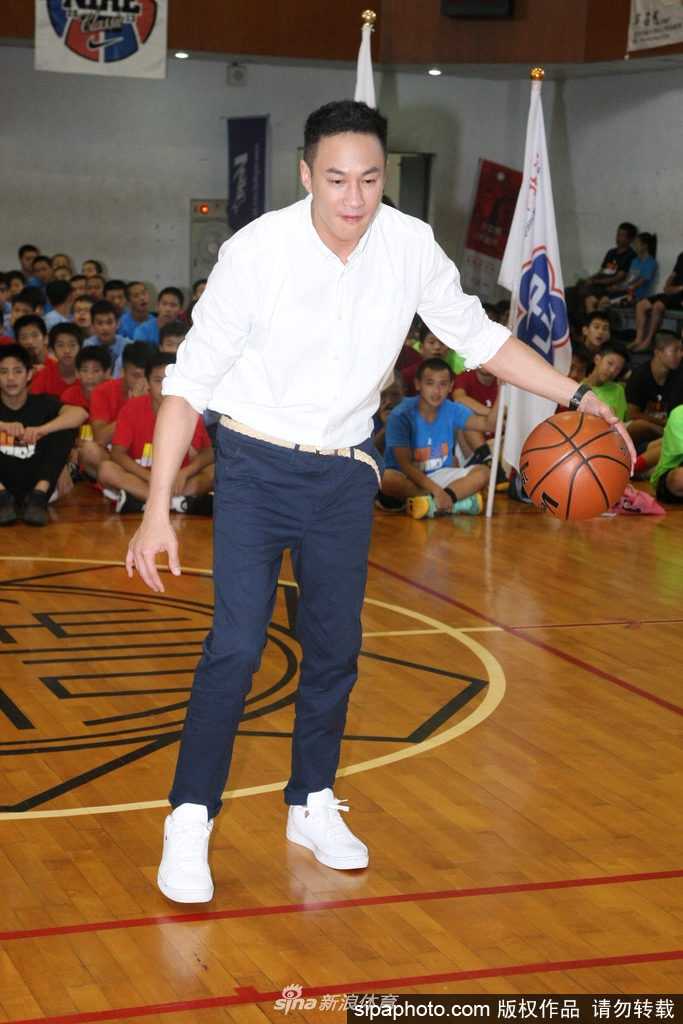 在与学生的切磋中，何润东面带笑容积极拼抢，高大的身影在少年们中间显得格外亲和，毫无明星架子。