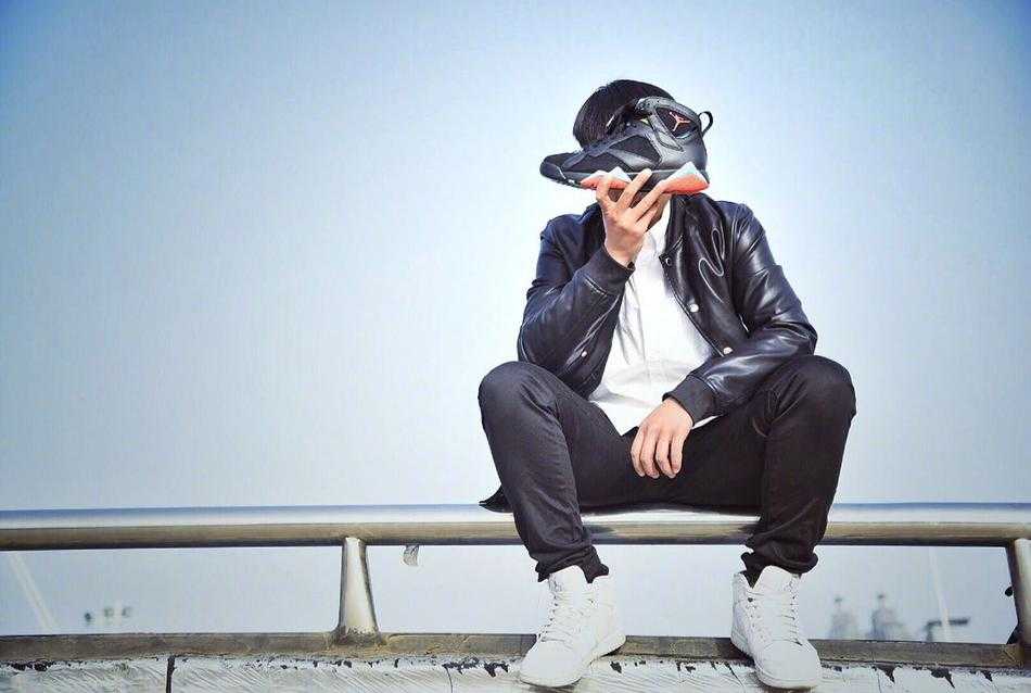 余诺然在赛场外手持参赛证件，自信微笑，青春的气息扑面而来。