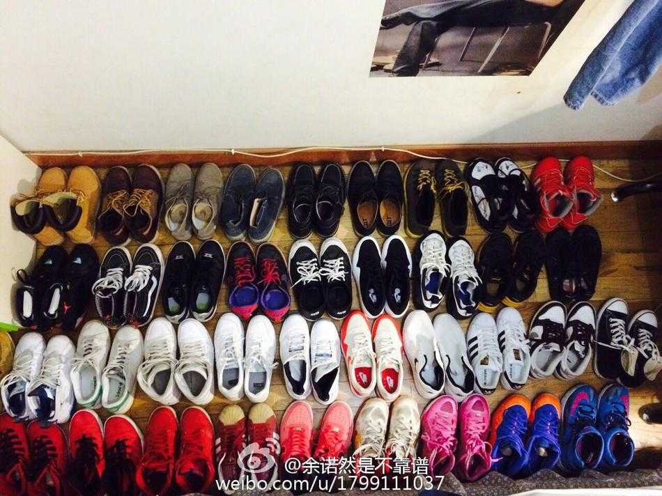 训练场上，余诺然专注地翻阅资料，笔尖在纸上快速舞动，记录着每一个灵感。