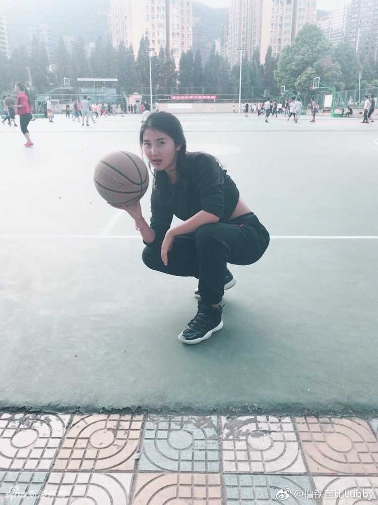 糖糖在健身房进行负重深蹲训练，紧身的运动服勾勒出完美的腰臀比，汗水浸湿了额头但她眼神依然坚定