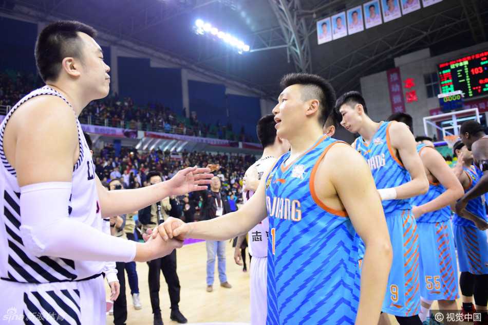 比赛结束后，周琦深情拥抱带伤作战的辽宁外援兰多夫，英雄惜英雄的瞬间令人动容。