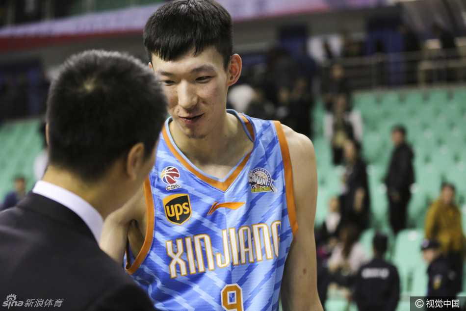 辽宁巨塔韩德君与“中国勒布朗”李根在禁区肌肉碰撞，力量与力量的对抗火星四溅。