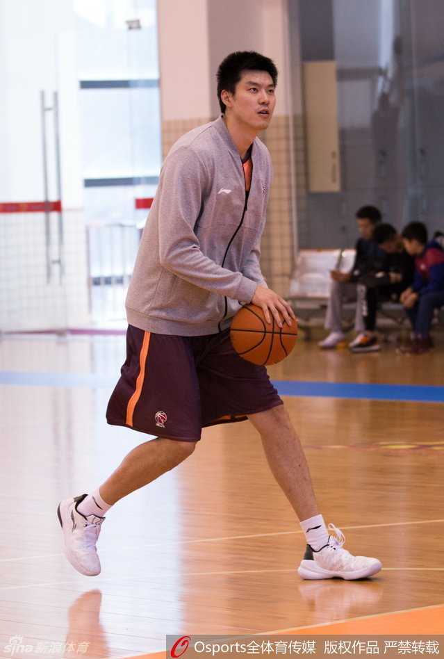 董瀚麟在训练中上演单手劈扣，力量十足，旁边的队友纷纷侧目，这位内线悍将用这样的方式宣告自己做好了准备。