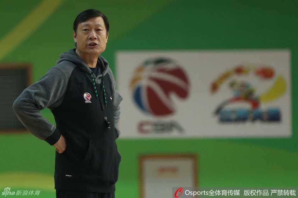 达柳斯·亚当斯在训练中闲庭信步，这位欧冠得分王运球穿越半场，眼神中透露着犀利与自信，他将是当晚比赛新疆队进攻的发动机。