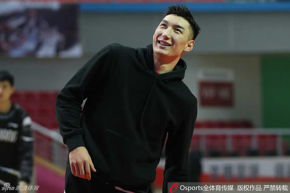 队长可兰白克·马坎在训练中目光如炬，他张开双臂紧紧盯防着队友，那拼命三郎般的防守态度，正是新疆队铁血防线的缩影。