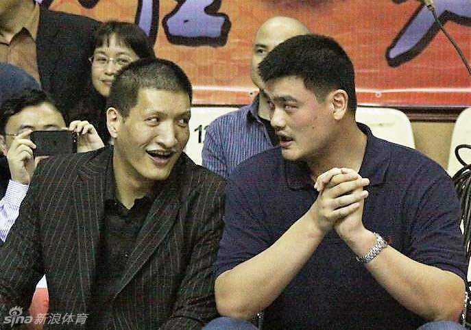 身披中国男篮战袍的姚明在赛场上目光如炬，他不仅是中国篮球的旗帜，更是后来者们追赶的目标与学习的榜样。