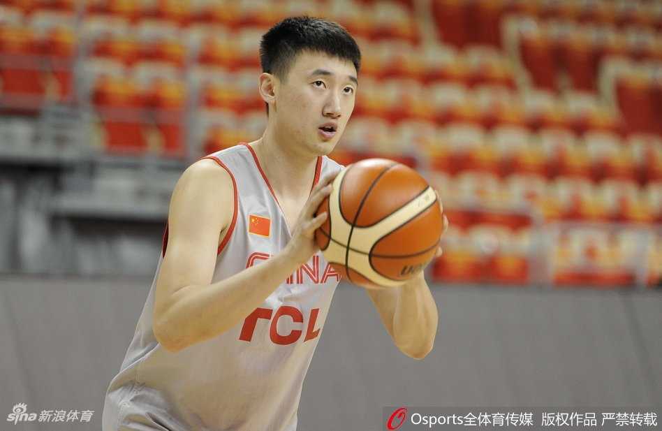 赵睿在训练中双手持球观察队友跑位，额头的汗珠清晰可见，虽然只是训练，但他眼神中的专注与杀气丝毫不减，仿佛正在进行一场真正的比赛。