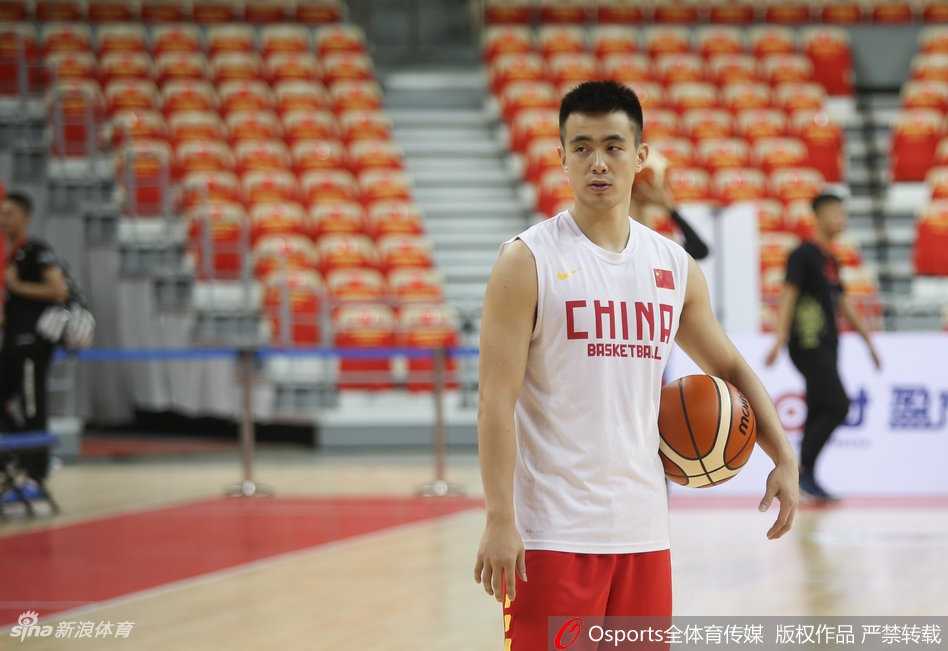 赵继伟在进行腿部拉伸训练，表情略显呆萌放松，与场上的严肃形成反差，身后的刘志轩正在压腿，两人展现出辽宁双子星在私下训练中的默契。